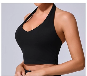 Détails du col licou et des coutures de précision sur la brassière de sport noire