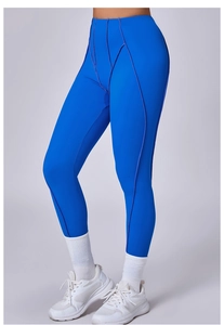Dettaglio dei leggings da yoga a vita alta blu acceso con cuciture snellenti verticali