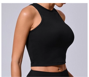 Dettaglio del crop top nero a collo alto senza maniche in tessuto sportivo elastico