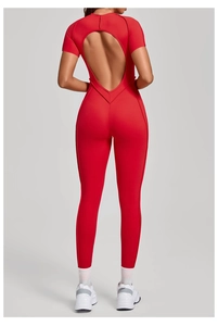 Détail de la combinaison de yoga rouge avec une coupe élégante en forme de cœur au dos