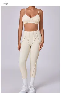 Detailoverzicht van beige yogaset met sportbeha met dunne bandjes en legging met hoge taille