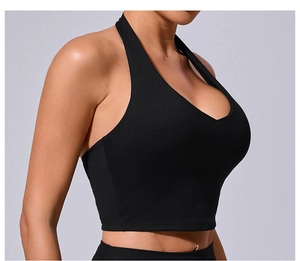 Détail du soutien-gorge de sport noir à licou en tissu élastique avec un design dos nu chic
