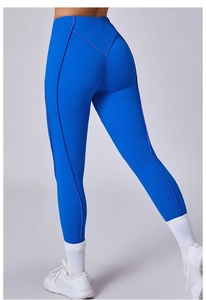 Dettaglio dei pantaloni yoga blu reale a vita alta con cuciture a V e design aderente