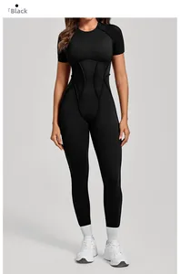 Détail du body noir à manches courtes avec coutures galbantes et coupe moulante