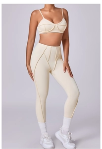Detail van beige yoga legging met hoge taille, geometrische stiksels en bijpassende sport-bh