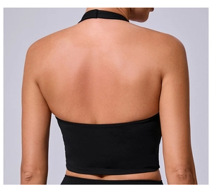 Gros plan du soutien-gorge de sport dos nu noir avec design ouvert en maille élastique