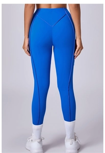 Dettaglio dei leggings da yoga blu reale con cuciture blu scuro sagomate ed effetto push-up