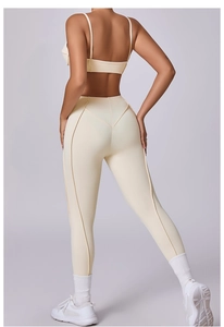 Detail van de crèmewitte yogaset met V-vormige stiksels aan de achterkant voor een lift-effect