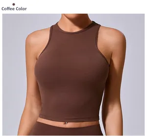 Dettaglio del crop top sportivo color caffè con alta elasticità e vestibilità senza cuciture