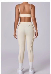 Detail van de beige yogaset met V-vormige stiksels op de high-waist sportlegging