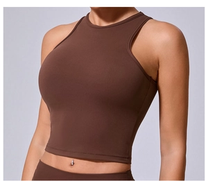 Dettaglio del crop top sportivo marrone cioccolato con scollo rotondo e tessuto elastico