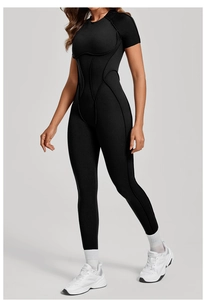 Détail de la combinaison noire à manches courtes avec coutures de contour pour le sport