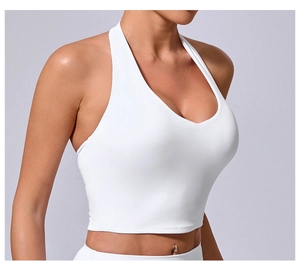Détail de la brassière de sport blanche à licou montrant le tissu respirant et le col en V