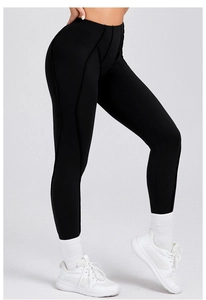 Dettaglio dei leggings da yoga neri a vita alta che mostra il taglio aderente e le cuciture