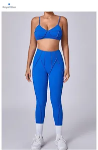 Detailoverzicht van de koningsblauwe yogaset met contraststiksels en high-waist legging