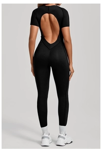Détail du design dos nu et du tissu élastique de la combinaison de yoga noire serrée