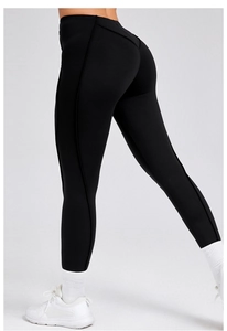 Dettaglio dei leggings neri a vita alta con cuciture ergonomiche per un effetto push-up