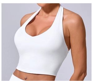 Détail d'un soutien-gorge de sport blanc dos nu avec un décolleté en V et une coupe ajustée