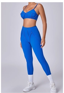 Detailoverzicht van koningsblauwe yogaset met stiksels op sport-bh en legging