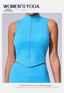 Dettaglio della maglia da yoga con collo alto e orlo a forma di V in tessuto elastico