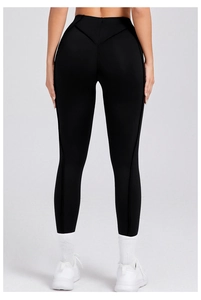 Dettaglio dei leggings da yoga neri a vita alta con cucitura a V ed effetto push-up