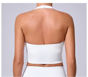 Détail du haut de sport dos nu blanc montrant le design sans couture et le tissu extensible