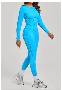 Dettaglio del body sportivo blu a maniche lunghe con cuciture a compressione e vestibilità slim