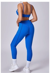 Detailweergave van de koningsblauwe yogaset met hoge taille legging en sportbeha met bandjes
