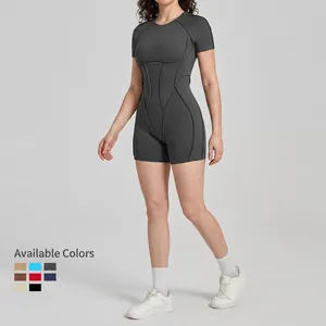 Combinaison de sport gris foncé avec manches courtes et détails de coutures noires
