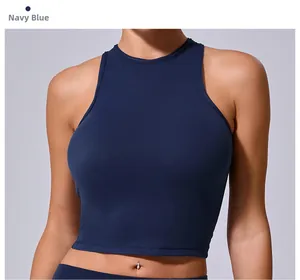 Dettaglio del gilet sportivo blu navy aderente con tessuto ad alta elasticità e scollo all'americana