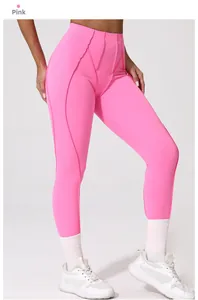 Dettaglio dei leggings da yoga rosa neon a vita alta con cuciture strutturali e decorative