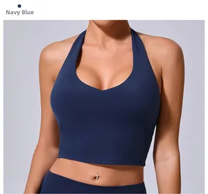 Gros plan détaillé du soutien-gorge de sport dos nu bleu marine en tissu extensible