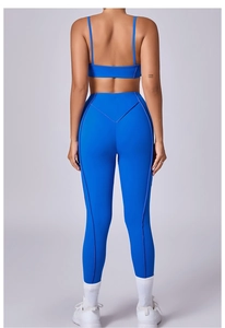 Achteraanzicht van de kobaltblauwe yogaset met V-snit legging en strappy sportbeha