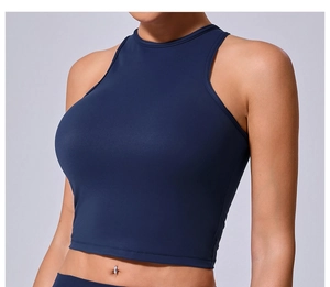 Dettaglio del crop top yoga blu scuro a collo alto in tessuto elastico ad asciugatura rapida