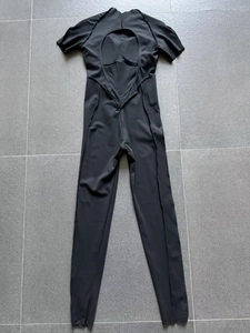 Détail de la combinaison de sport noire avec dos ouvert et coutures structurelles