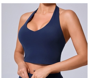 Gros plan du soutien-gorge de sport dos nu bleu marine avec col en V et tissu haute performance