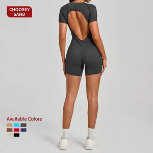 Combinaison de yoga grise à manches courtes avec dos nu et coupe ajustée pour le fitness