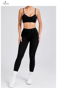 Detail van de zwarte yogaset met lichaamsvormende naden en spaghettibandjes
