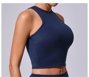 Vista laterale di un crop top sportivo blu navy per lo yoga e il fitness da donna