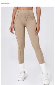 Dettaglio dei pantaloni da yoga marroni a vita alta con cuciture atletiche decorative