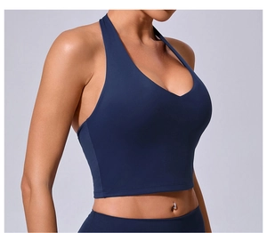Détail du soutien-gorge de sport bleu marine avec col en V et dos nu ajusté