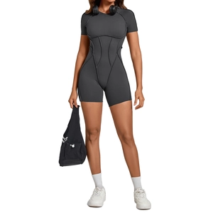 Combinaison de sport gris foncé à manches courtes avec coutures galbantes et dos nu