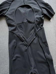 Détail d'un body de yoga noir ajusté avec un dos ouvert et des coutures structurées