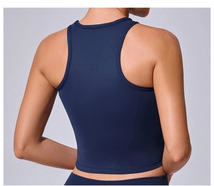Vista posteriore dettagliata del top sportivo blu navy racerback con cuciture di alta qualità