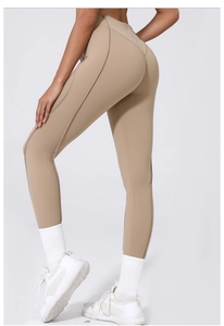Dettaglio dei leggings da yoga kaki a vita alta con cuciture strutturali e tessuto opaco