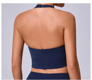 Vue arrière détaillée d'un soutien-gorge de sport dos nu bleu foncé au design élastique