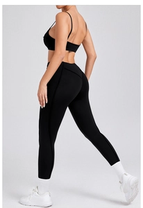 Detail van zwarte yoga-legging met hoge taille, voorgevormde naden en liftend effect