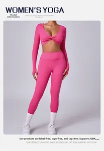 Conjunto de yoga rosa con top de manga larga cruzado y mallas de cintura alta