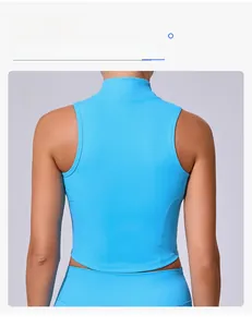 Vista posteriore del gilet sportivo blu brillante slim fit con collo alto e vogatore