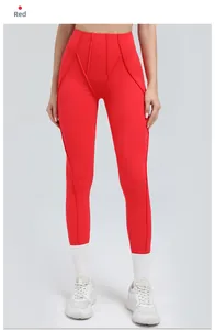 Dettaglio dei leggings yoga rossi a vita alta con cuciture curve per il contorno